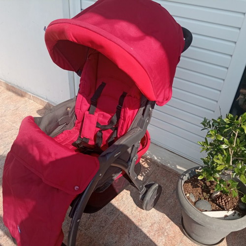 Chicco stroller like new with multiple backrest positions and storage