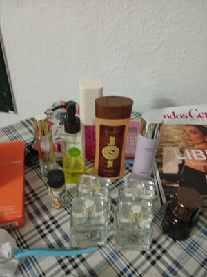 Zara Eau de Parfum used, 10 collectible bottles with 3 cream samples