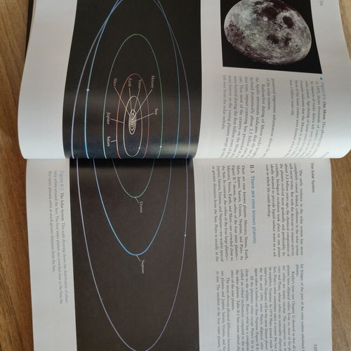 Discovering the Universe book like new with CD