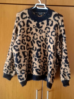 Pink Woman knit sweater like new with leopard print in black and brown