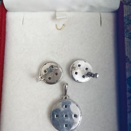 Jewelry set like new with silver round pendant and colorful earrings