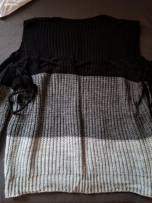 Women's sweater with off-shoulder design, like new, MAGLIFICIO MISS ELEVEN