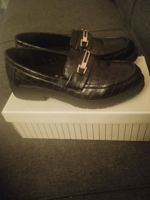 Μοκασίνια μαύρα γυναικεία VOI&NOI σαν καινούργια με επίχρυση μπάρα