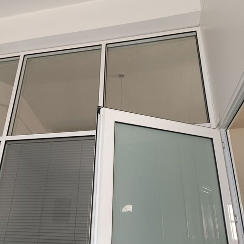 Office partitions with double glass and internal blinds, like new, 15m