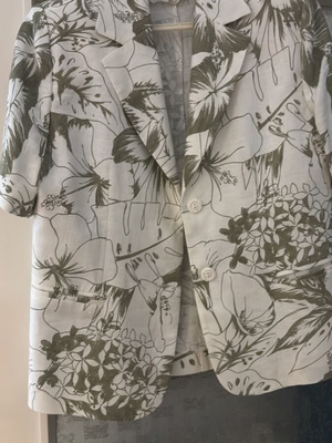 Linen women's jacket like new, short sleeve, white with green flowers, size Large