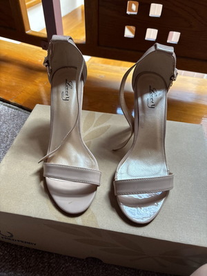 Women's Nude Beige Heeled Sandals Size 37 Like New