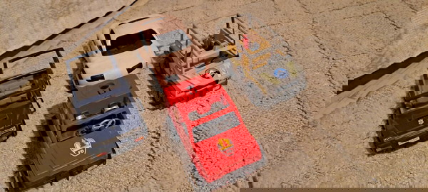 4 οχήματα ..Τα 3 είναι playmobil και το 1 Hudson..