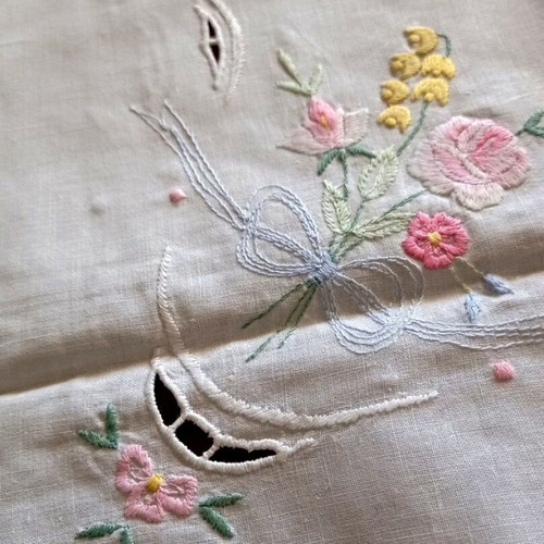 Embroidered decorative tablecloth 80x84 cm with embossed flowers