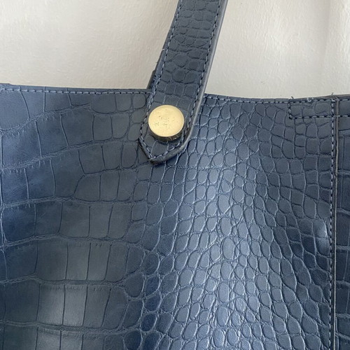 Axel handbag like new, large with gold details, blue