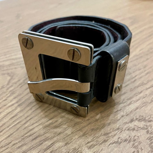 Sisley belt like new with silver metal buckle, black