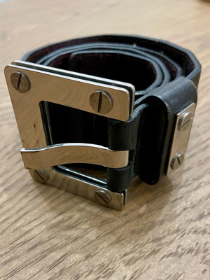 Sisley belt like new with silver metal buckle, black
