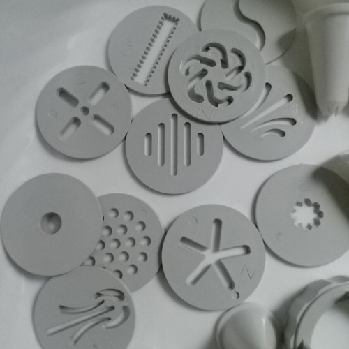 Dough former like new for pasta with accessories and instructions