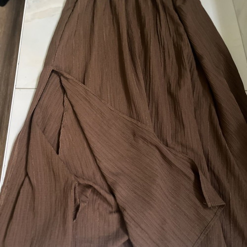 Brown midi skirt like new with elastic waist and front slit, size S