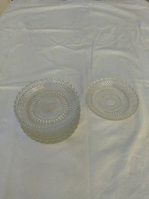 Glass vintage set with 7 dessert plates like new