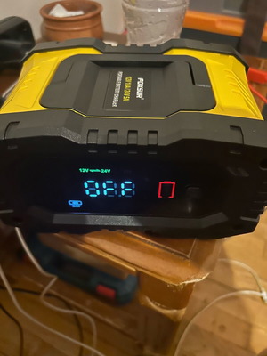 Έξυπνος παλμικός φορτιστής 12V 10A για μπαταρίες 6-200Ah με οθόνη LCD
