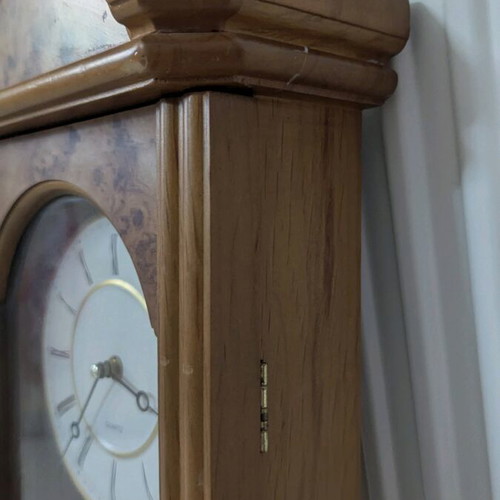 Wall clock like new, dimensions 68cm height and 26cm width