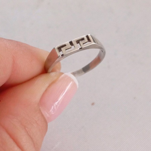 Silver 925 vintage ring in meander shape like new