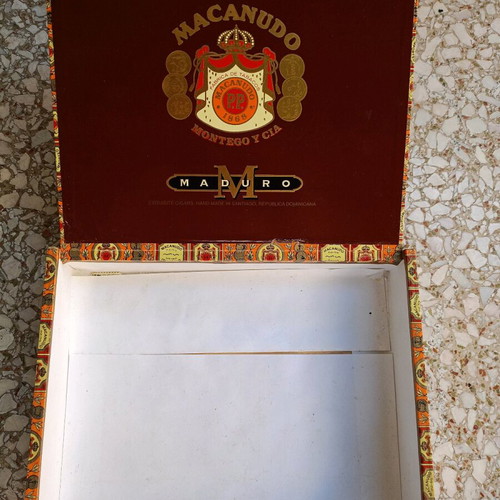 Wooden cigar box used, Maduro 1968e collectible