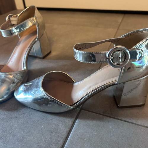 Kurt Geiger silver pumps used with 7 cm heel