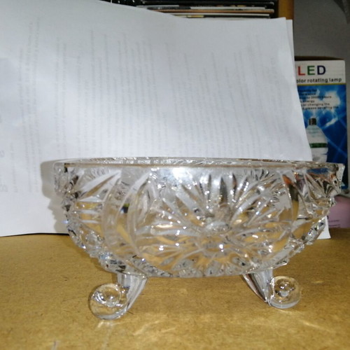 Glass fondue bowl like new with impressive design