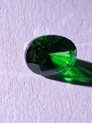 Πράσινος φυσικός σμαράγδι οβάλ κοπής σαν καινούργιο