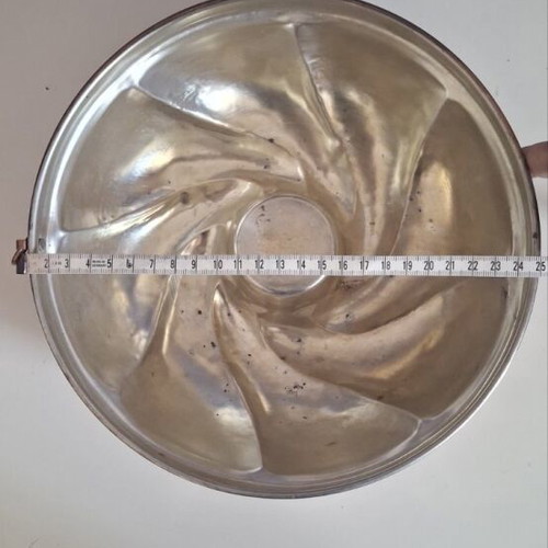 Vintage copper Bundt cake mold Kugelhopf with hanging ring, like new