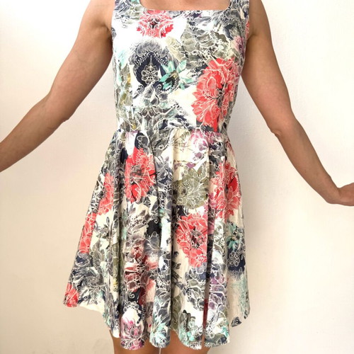 Floral dress like new, unworn, size M