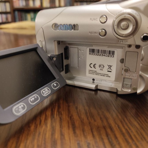Canon DC100 dvd camcorder used with Sentio carrying bag