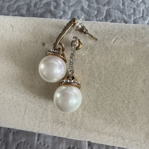 Earrings with pearls and rhinestones like new, gold tone