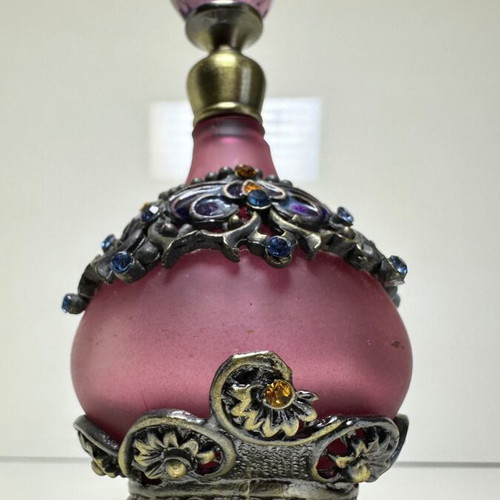 Vintage ornate perfume bottle Yufeng 25ml purple