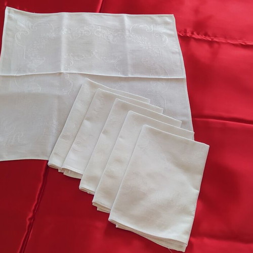 Damask tablecloth new with 6 gift napkins