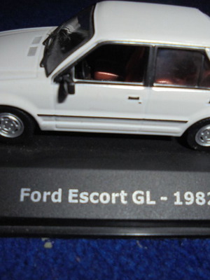 Миниатюрна кола Ford Escort GL 1982 нова, бяла 1:43 мащаб