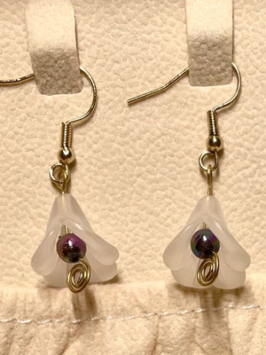 Handmade gold flower-shaped earrings new