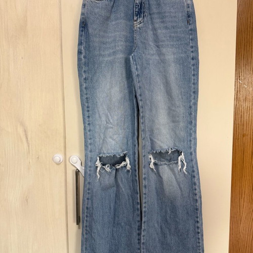 Straight fit jean Stradivarius like new, blue with knee rips