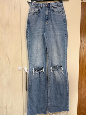 Straight fit jean Stradivarius like new, blue with knee rips