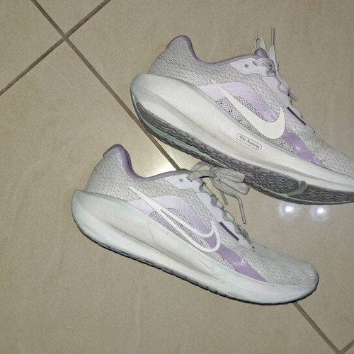 Nike women's athletic shoes used, size 37.5, white and purple