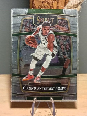 Giannis Antetokounmpo 2021 Select card like new