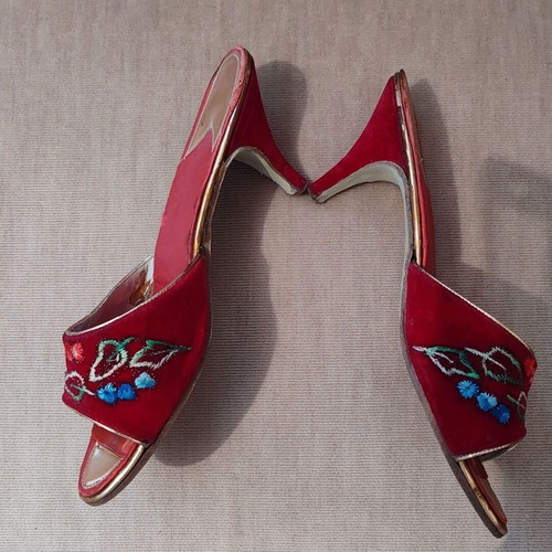Vintage embroidered velvet pasoumakia like new, red size 36