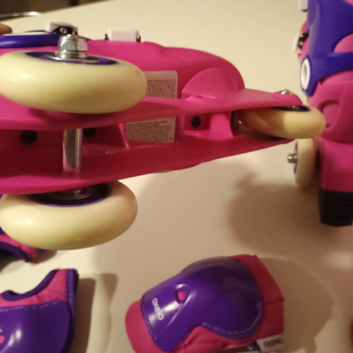 Oxelo Kids Roller Skates like new, sizes 26-28, ages 6-10 with protective set