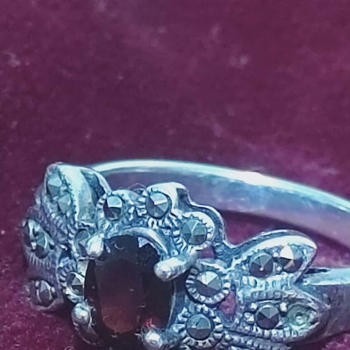Silver ring 925 with garnet and marcasites like new