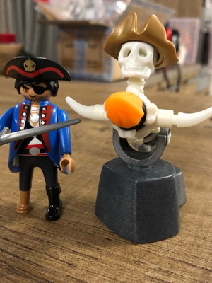Playmobil pirate with skull cannon like new
