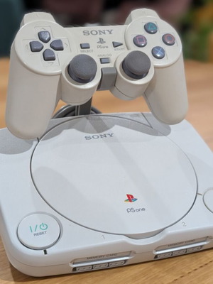 3D Printed Βάση Κονσόλας και Χειριστηρίου με Cable Management για το PSOne