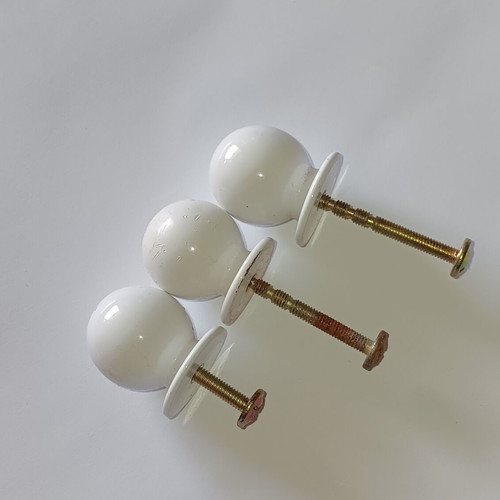 Brass knobs like new, set of 3