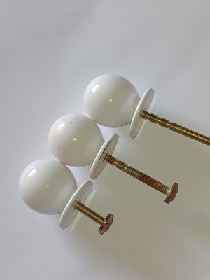 Brass knobs like new, set of 3