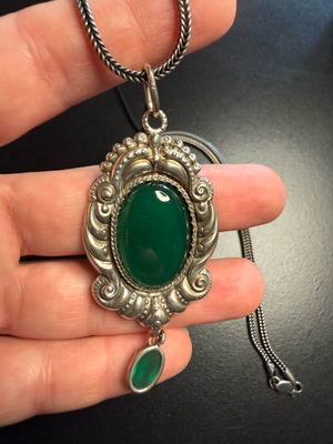 Faux vintage necklace used, green and silver