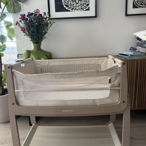 SnüzPod 5 bedside crib with mattress and blankets like new, mocha