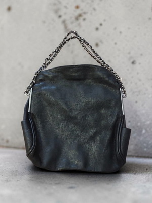 Chanel vintage τσάντα ώμου σαν καινούργιο, μαύρο ανάγλυφο δέρμα με λεπτομέρειες γούνας