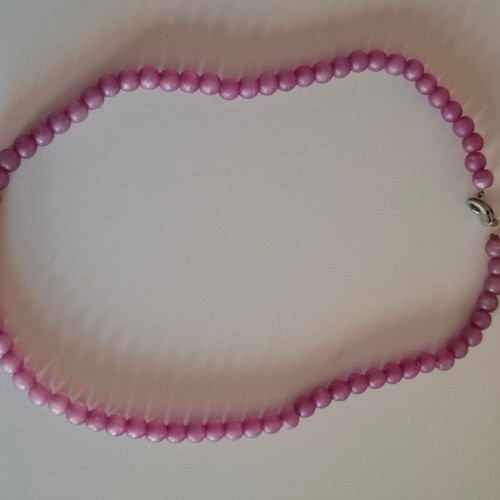 Lilac necklace with beads like new, minimal and elegant