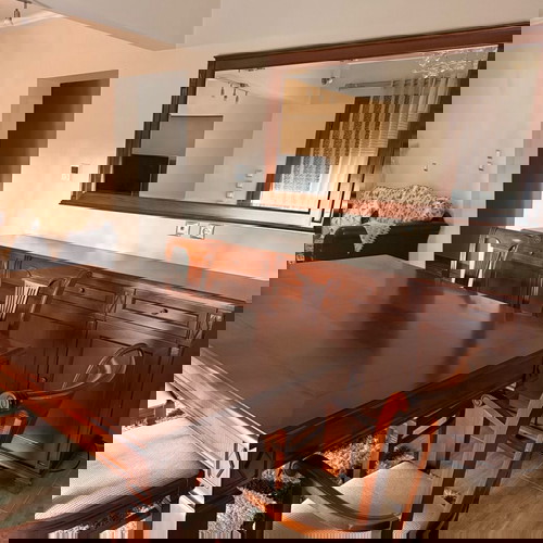 Τραπεζαρία με μπουφέ και καθρέφτη σαν καινούργια