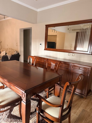 Τραπεζαρία με μπουφέ και καθρέφτη σαν καινούργια